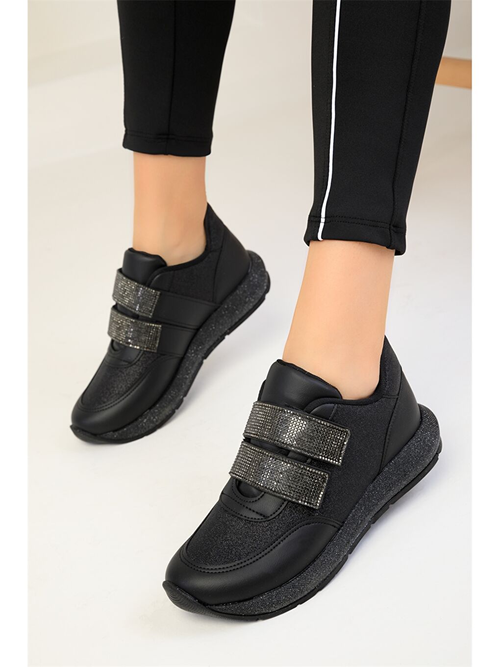 Siyah Cırt Cırtlı Kadın Spor Ayakkabı-3