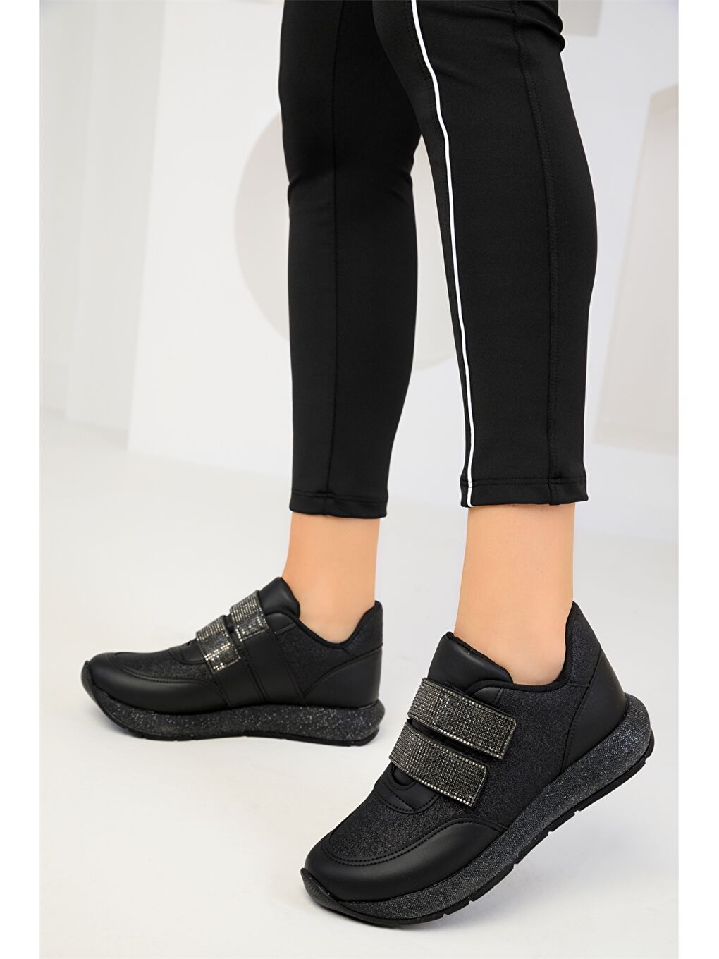 Siyah Cırt Cırtlı Kadın Spor Ayakkabı-4