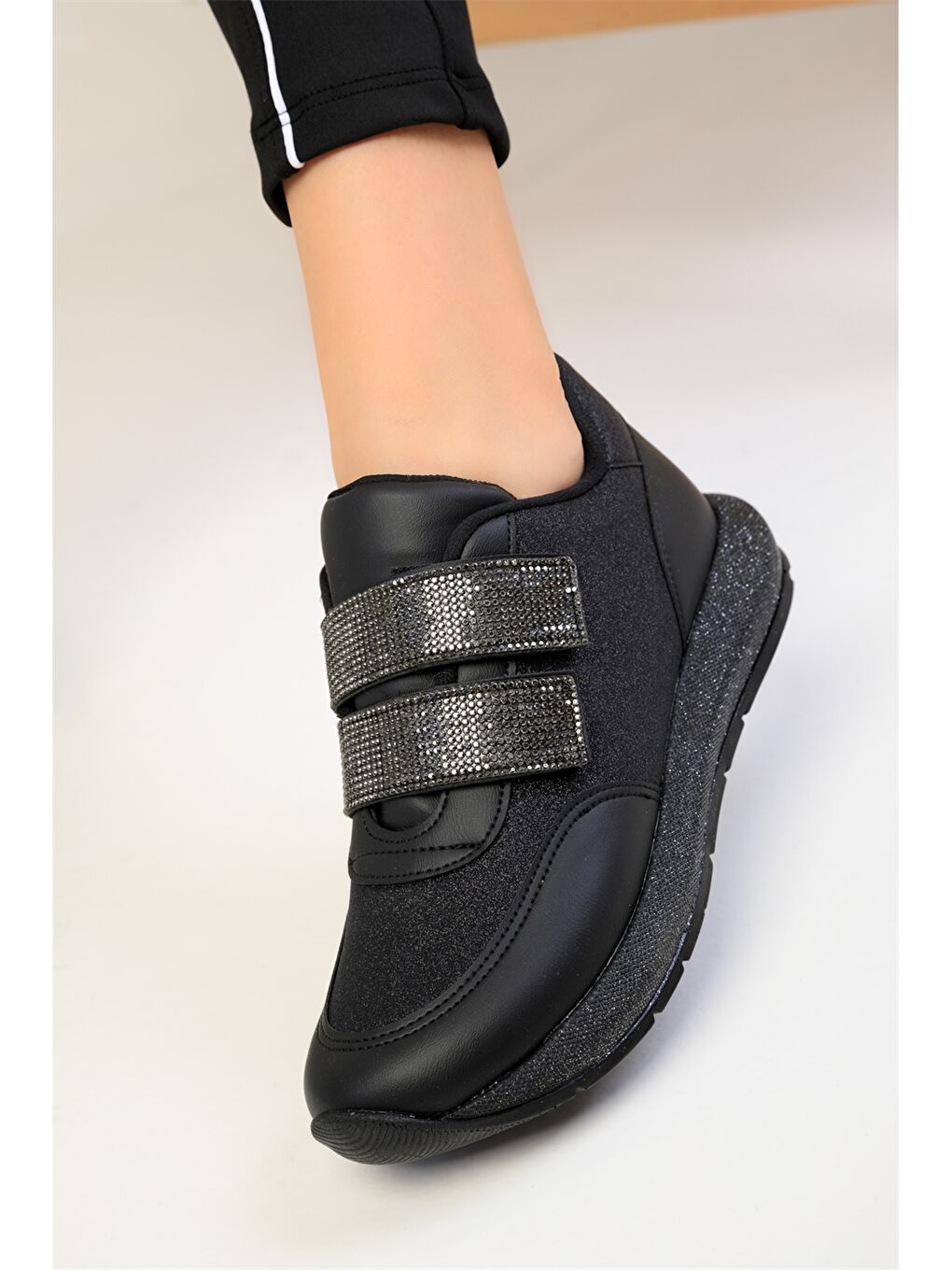 Siyah Cırt Cırtlı Kadın Spor Ayakkabı-5