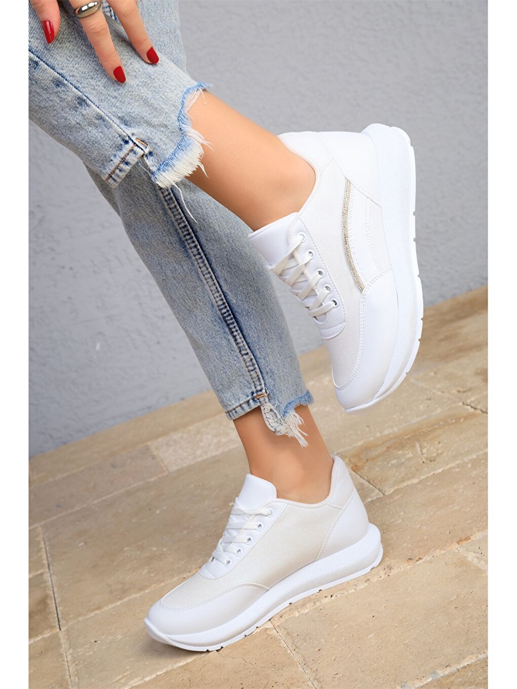 Beyaz Bağcıklı Kadın Spor Ayakkabı-1