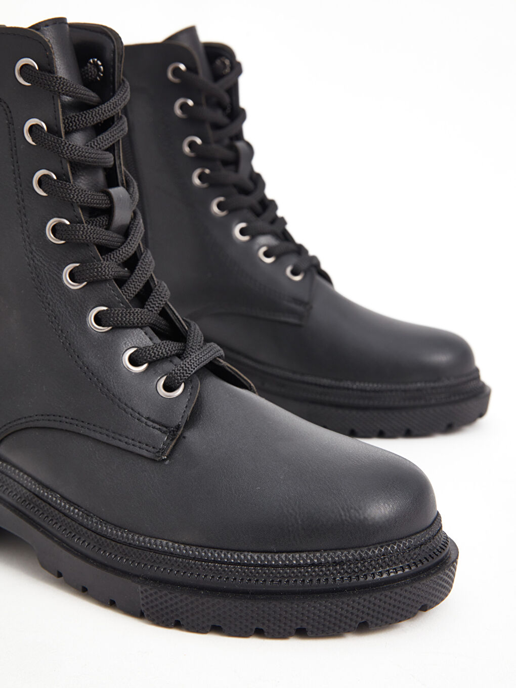 Siyah Bağcıklı ve Fermuarlı Kadın Bot-2