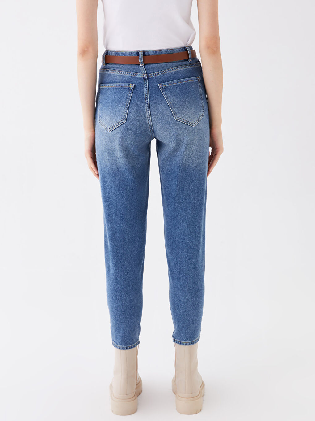 İndigo Beli Kemerli Mom Fit Kadın Jean Pantolon-4