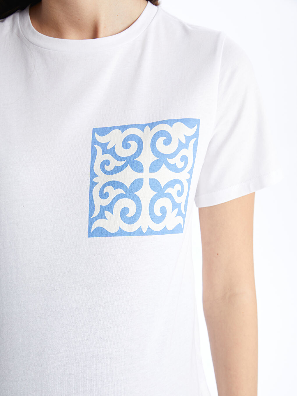 Beyaz Bisiklet Yaka Baskılı Kadın Tişört-3