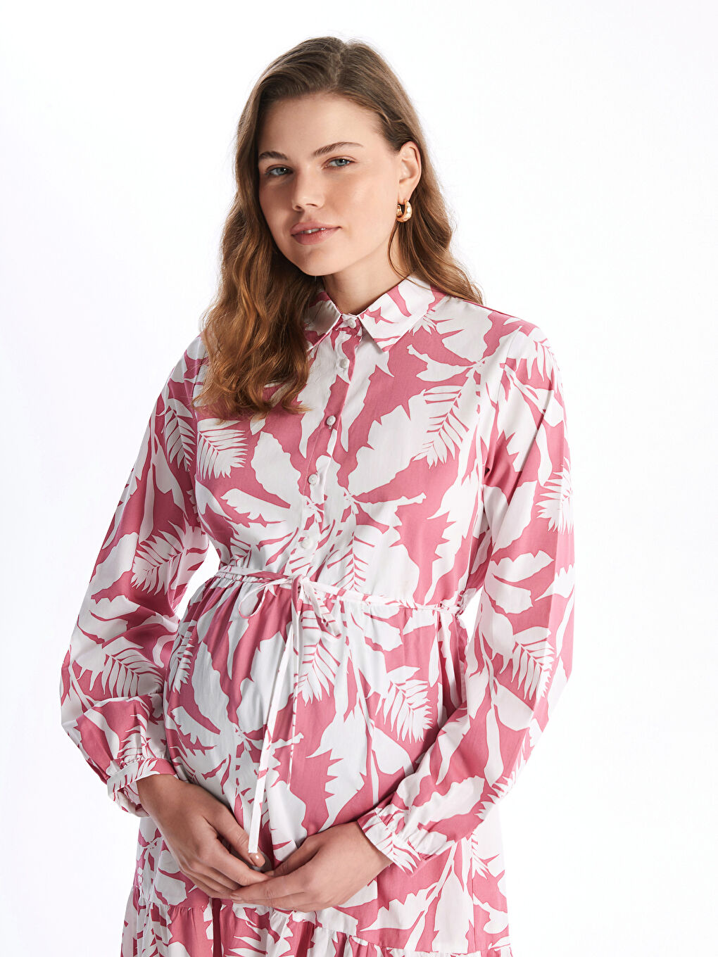 Robe de maternité à manches longues avec col et motifs-3