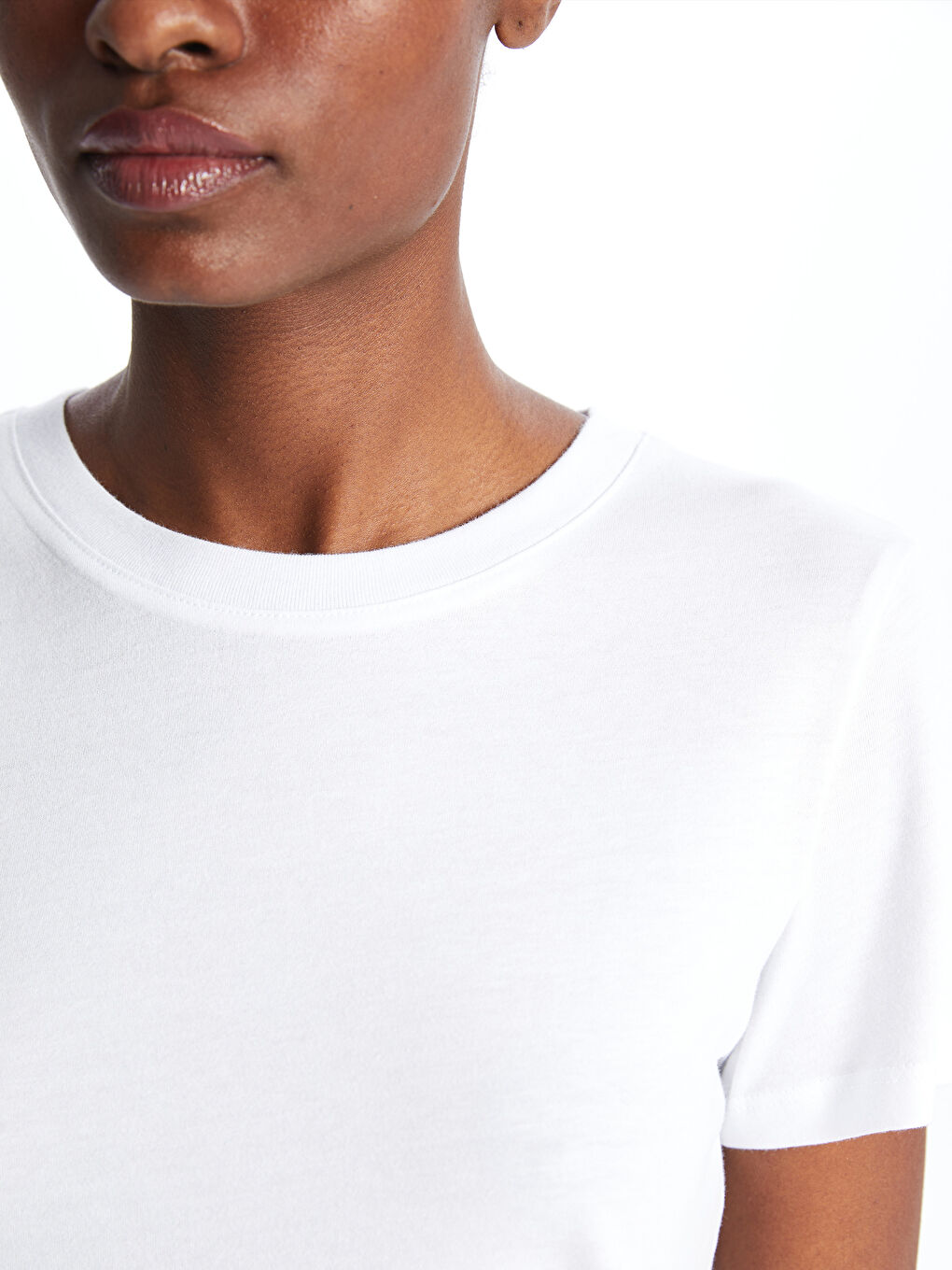 Beyaz Bisiklet Yaka Düz Kısa Kollu Kadın Tişört-3