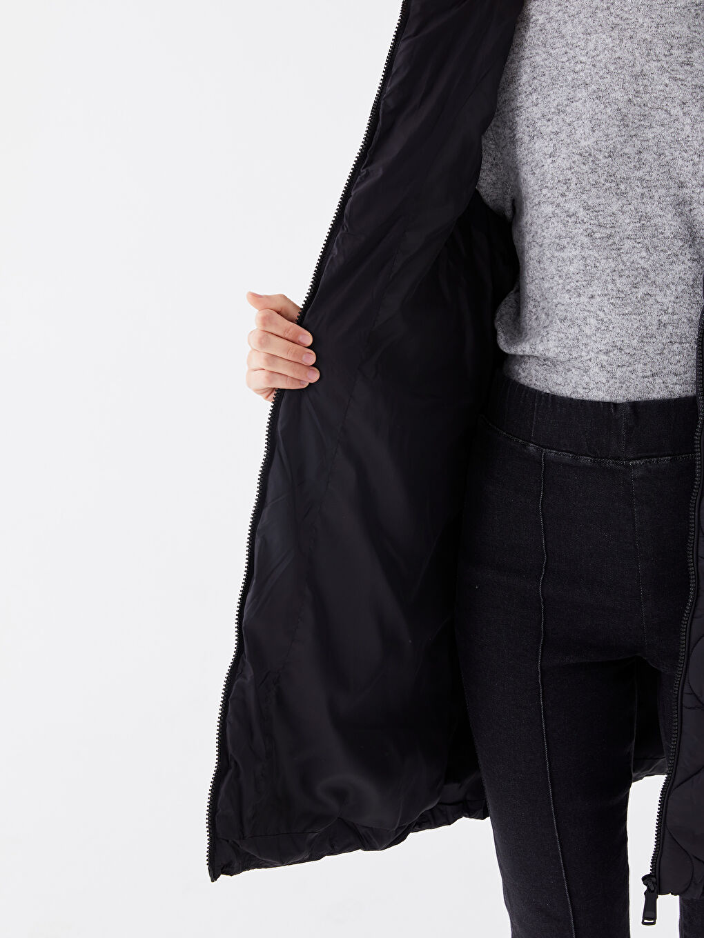 Siyah Kapüşonlu Kendinden Desenli Kadın Şişme Yelek-4