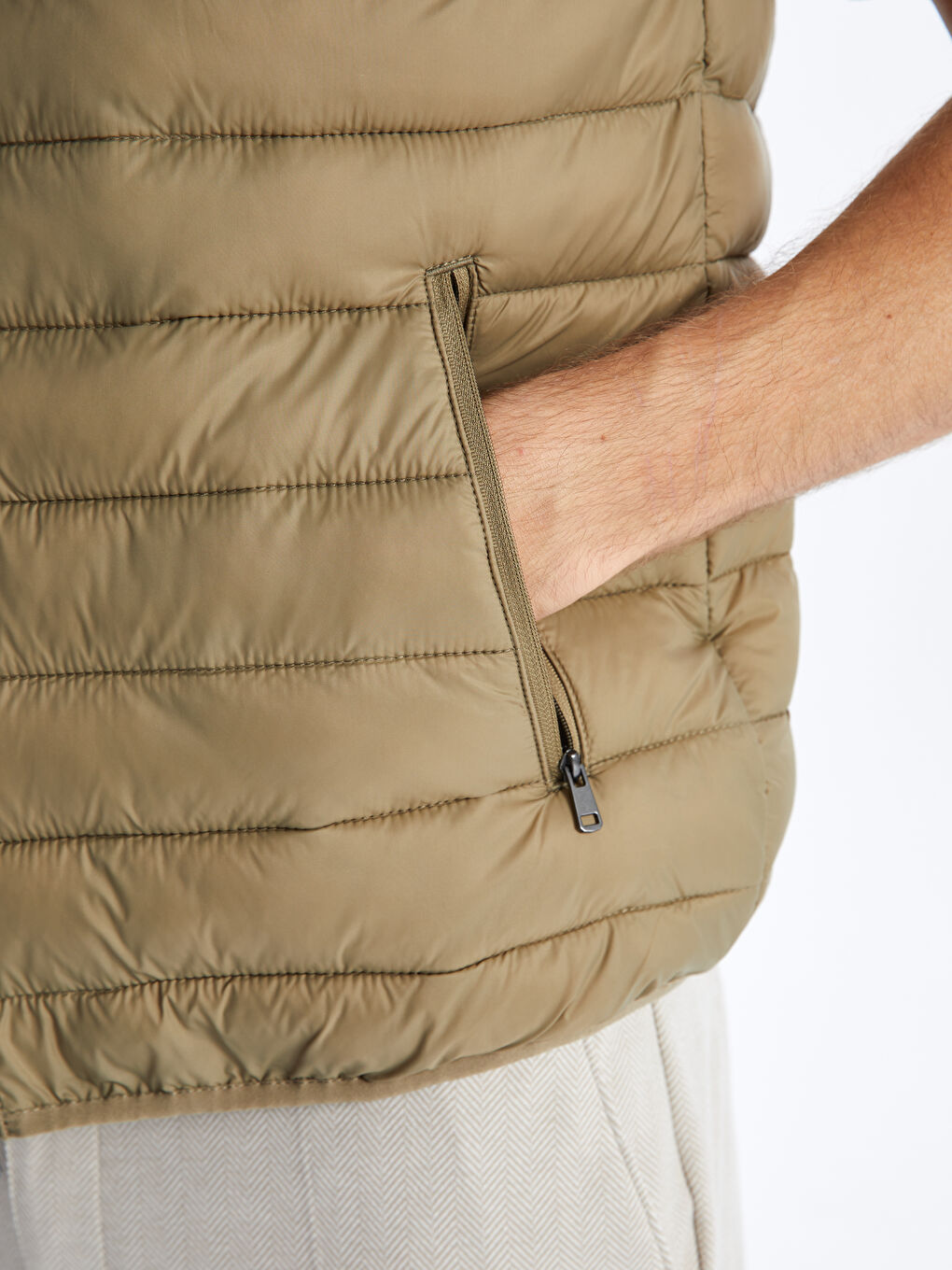 Gilet Doudoune à Col Cheminée pour Hommes Coupe Standard-3