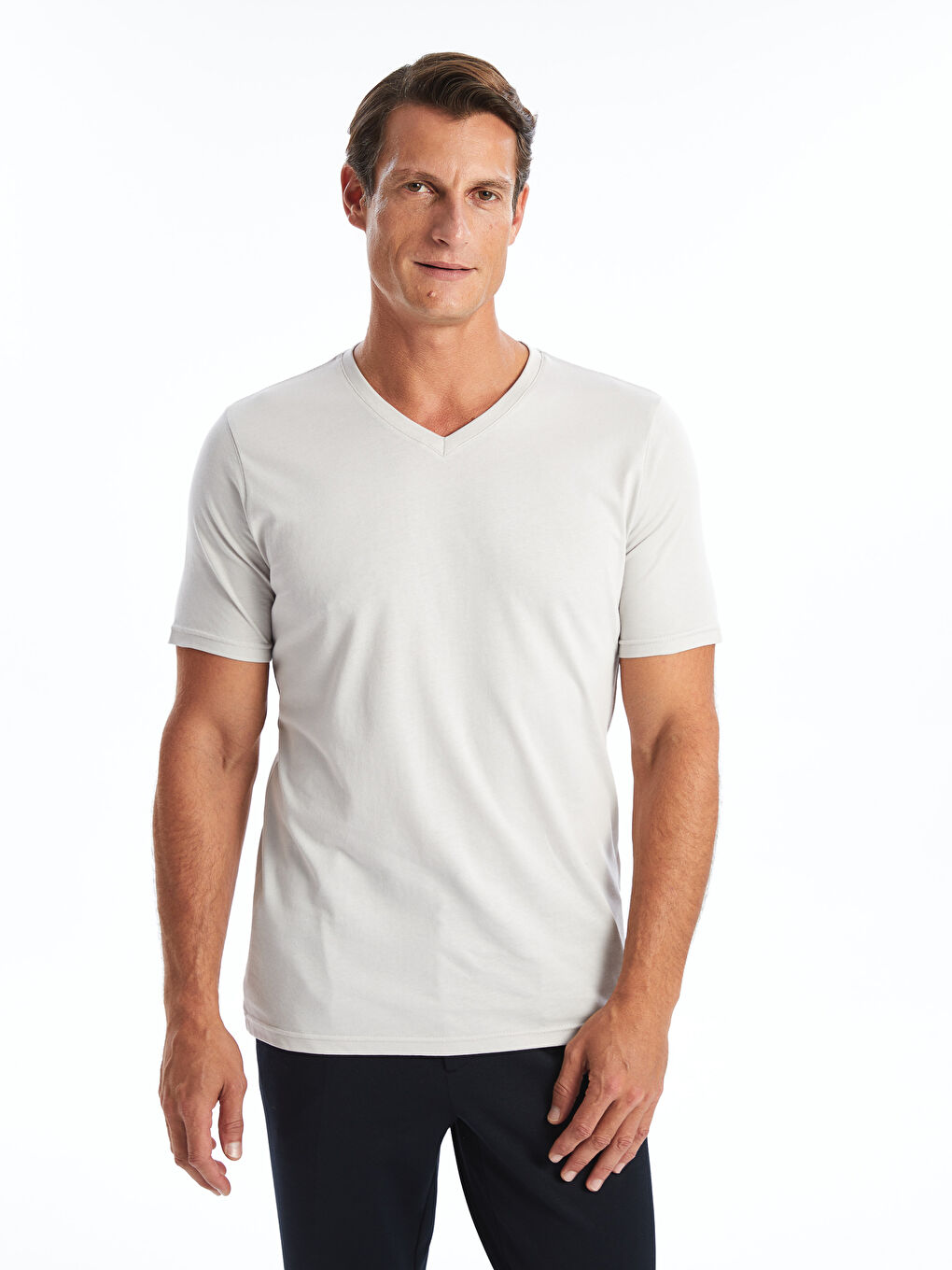 V-ს ფორმის დეკოლტე მოკლე სახელო მამაკაცის მაისური