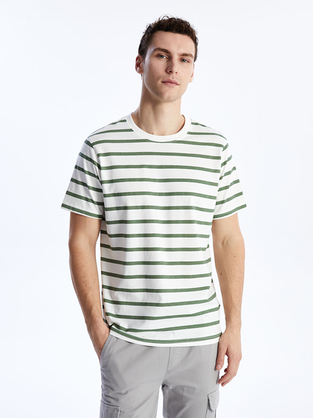 Ерлерге арналған жолақты трикотаж футболка