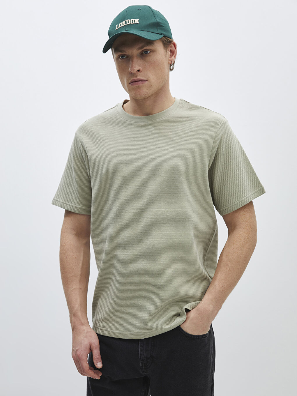 Ерлерге арналған дөңгелек жағалы қысқа жең футболка