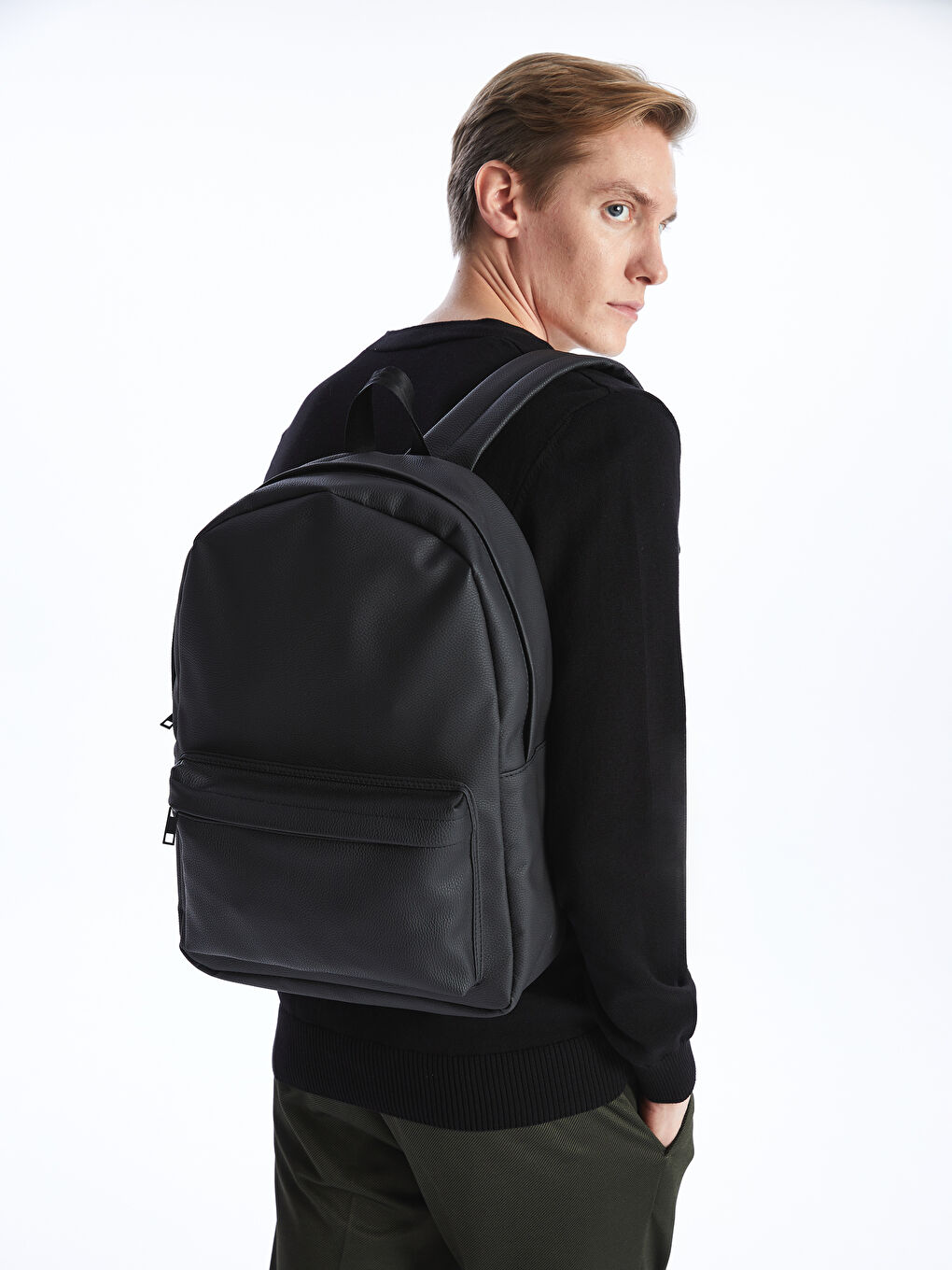 Siyah Deri Görünümlü Erkek Sırt Çantası
