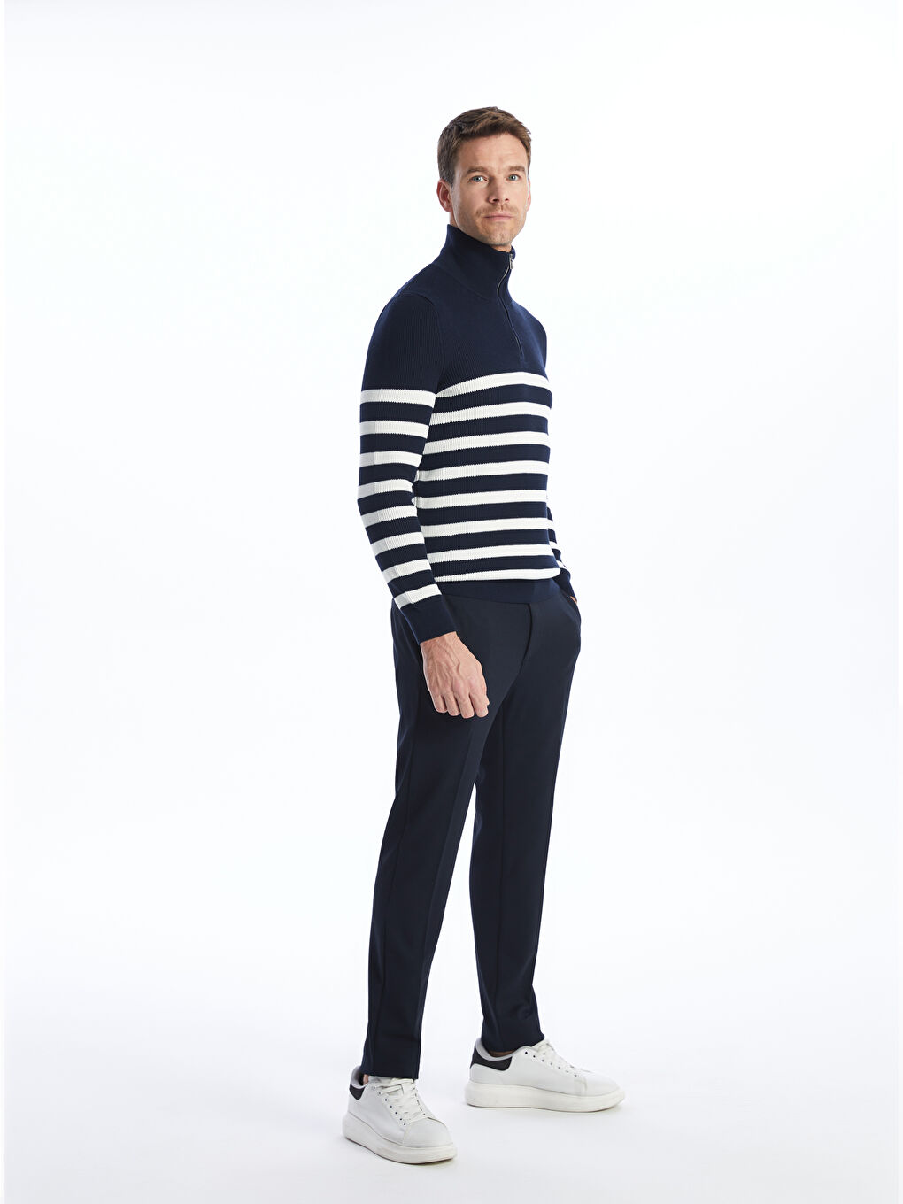 გამხდარი მამაკაცის ჩინოს შარვალი