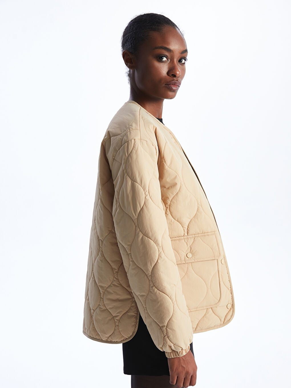 Geacă Matlasată cu guler rotund și model propriu pentru femei