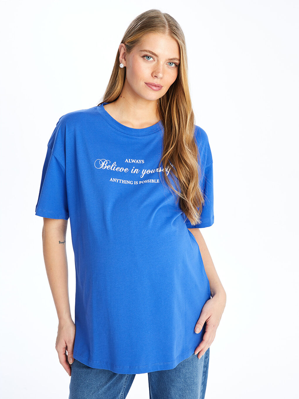 تي شيرت حمل واسع كم قصير مطبوع بياقة دائرية