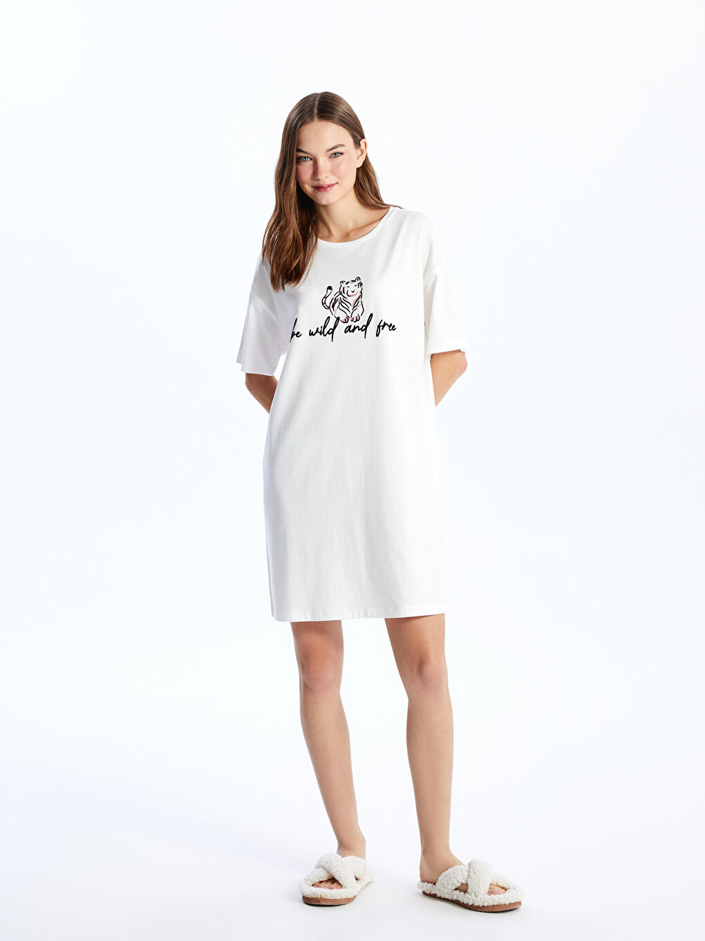 قميص نوم بياقة دائرية مطبوع بأكمام قصيرة للسيدات