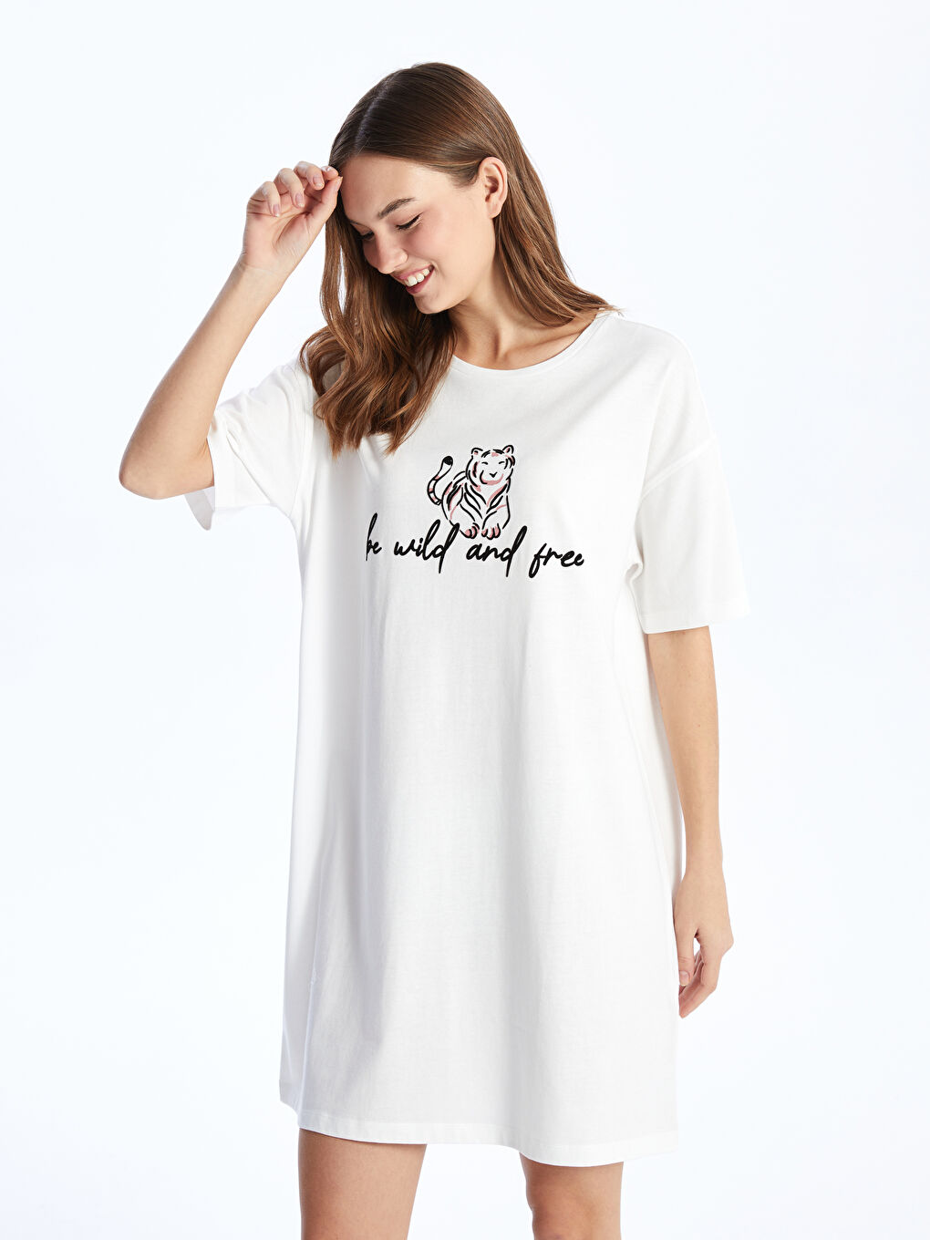 قميص نوم بياقة دائرية مطبوع بأكمام قصيرة للسيدات-1