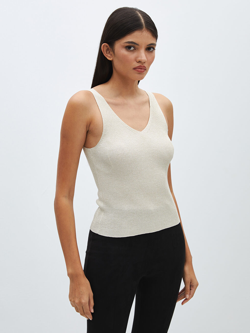 Әйелдерге арналған v жағалы өрнексіз трикотаж майка-1