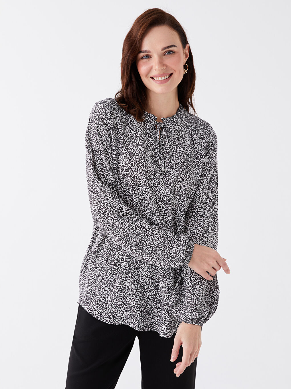 بلوزة للسيدات بأكمام طويلة وياقة مربوطة منقوشة-1