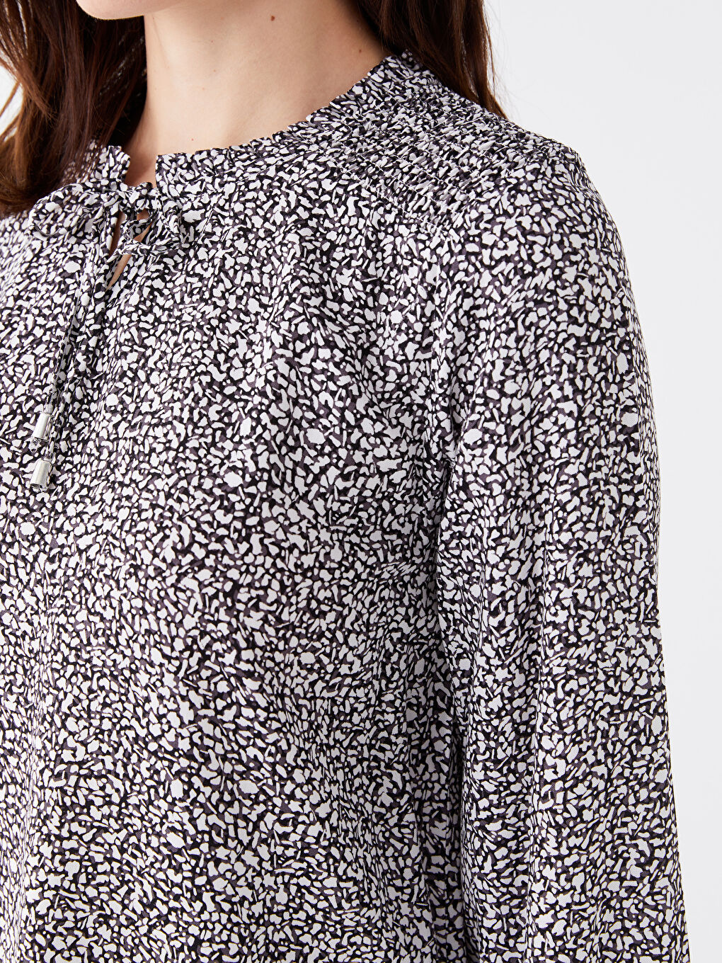 بلوزة للسيدات بأكمام طويلة وياقة مربوطة منقوشة-3