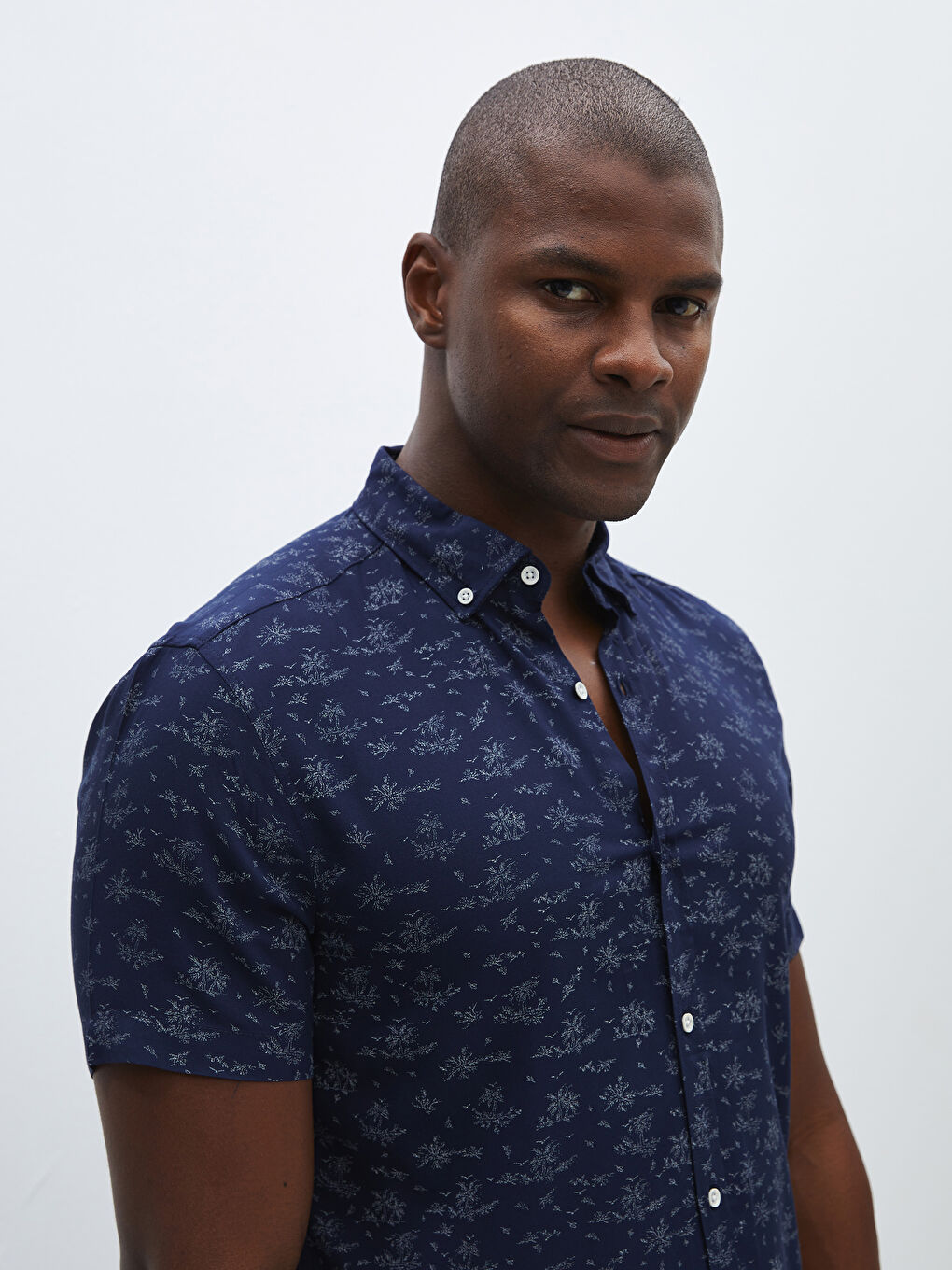 قميص رجالي ضيق بنقشة وأكمام قصيرة للرجال