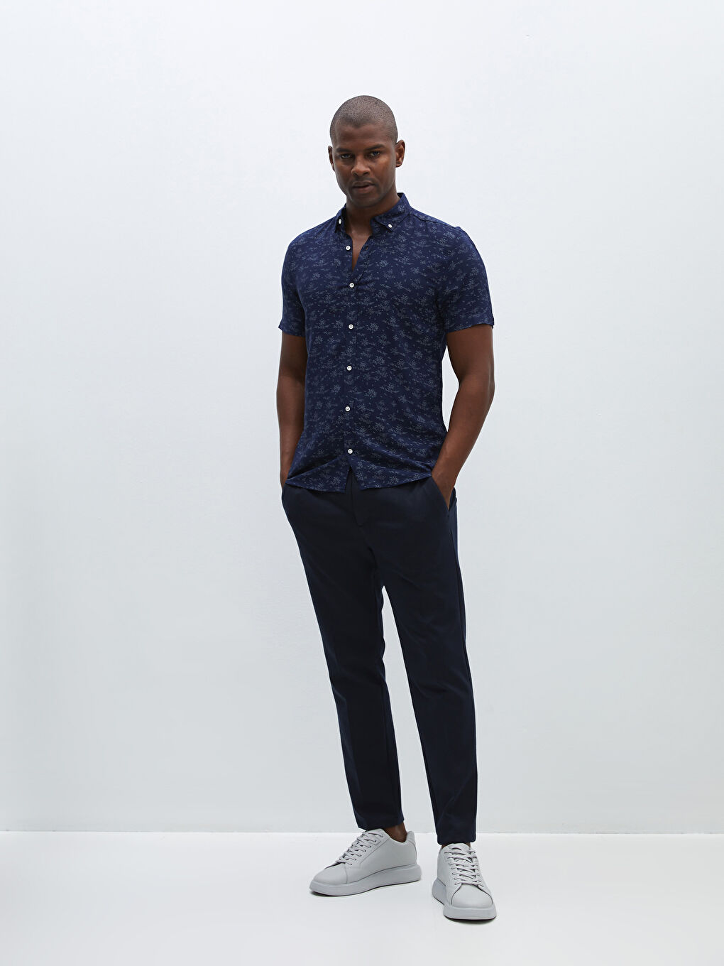 قميص رجالي ضيق بنقشة وأكمام قصيرة للرجال-2