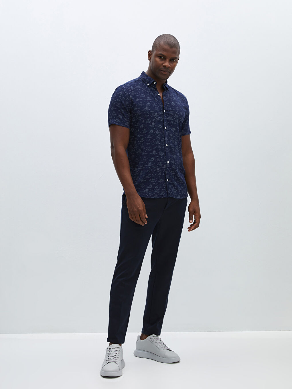 قميص رجالي ضيق بنقشة وأكمام قصيرة للرجال-3