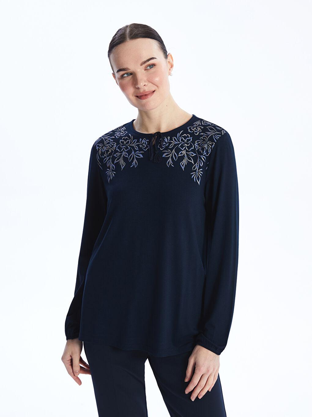 Lacivert Bağlamalı Yaka Çiçekli Uzun Kollu Kadın Bluz