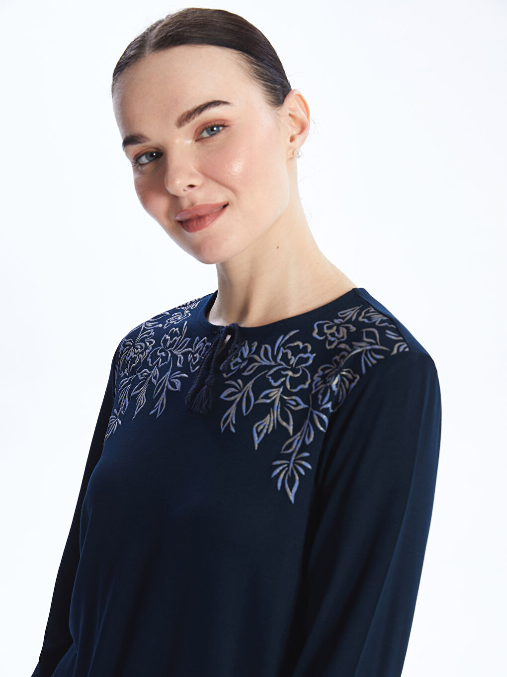 Lacivert Bağlamalı Yaka Çiçekli Uzun Kollu Kadın Bluz-2