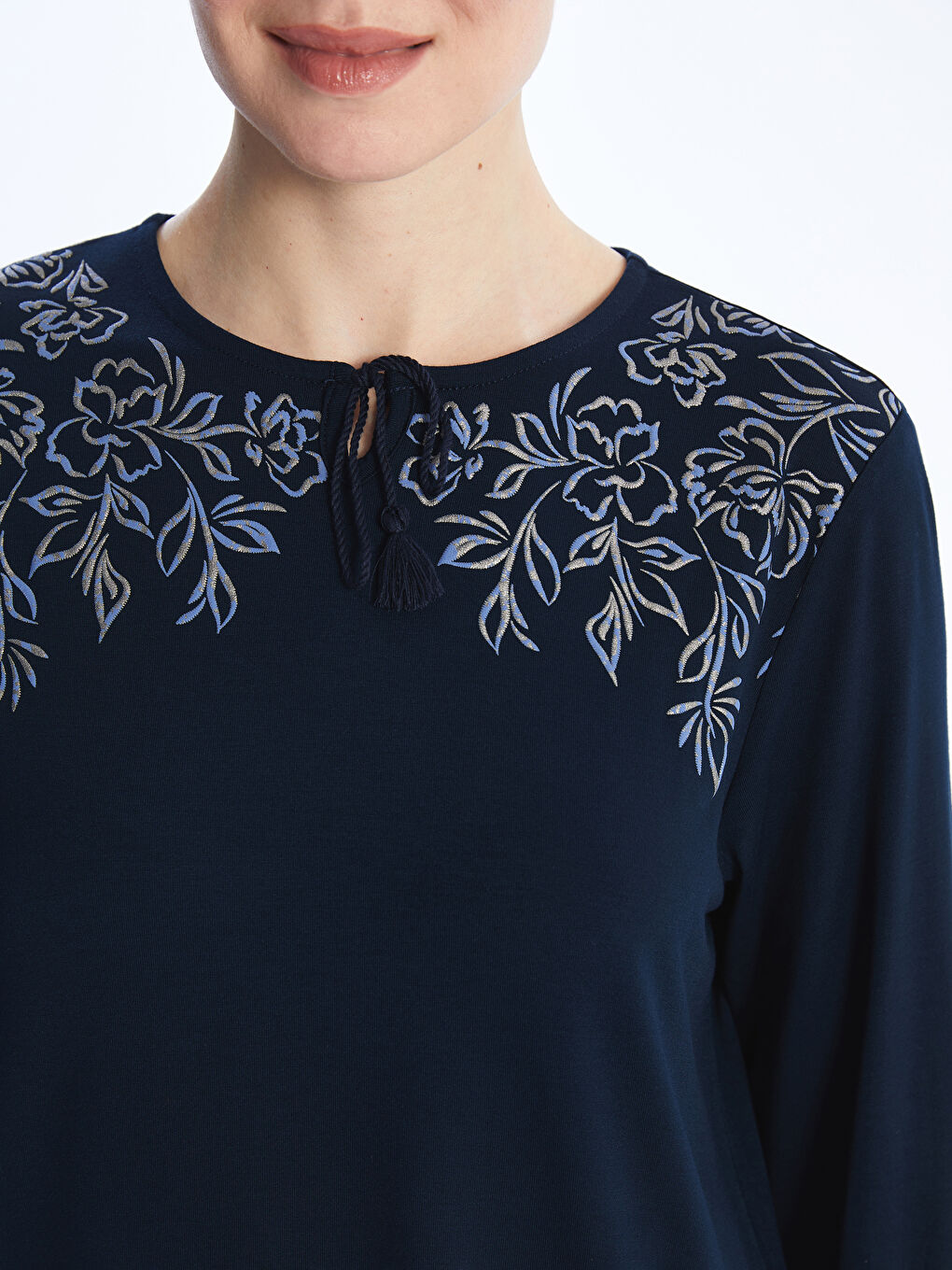 Lacivert Bağlamalı Yaka Çiçekli Uzun Kollu Kadın Bluz-3