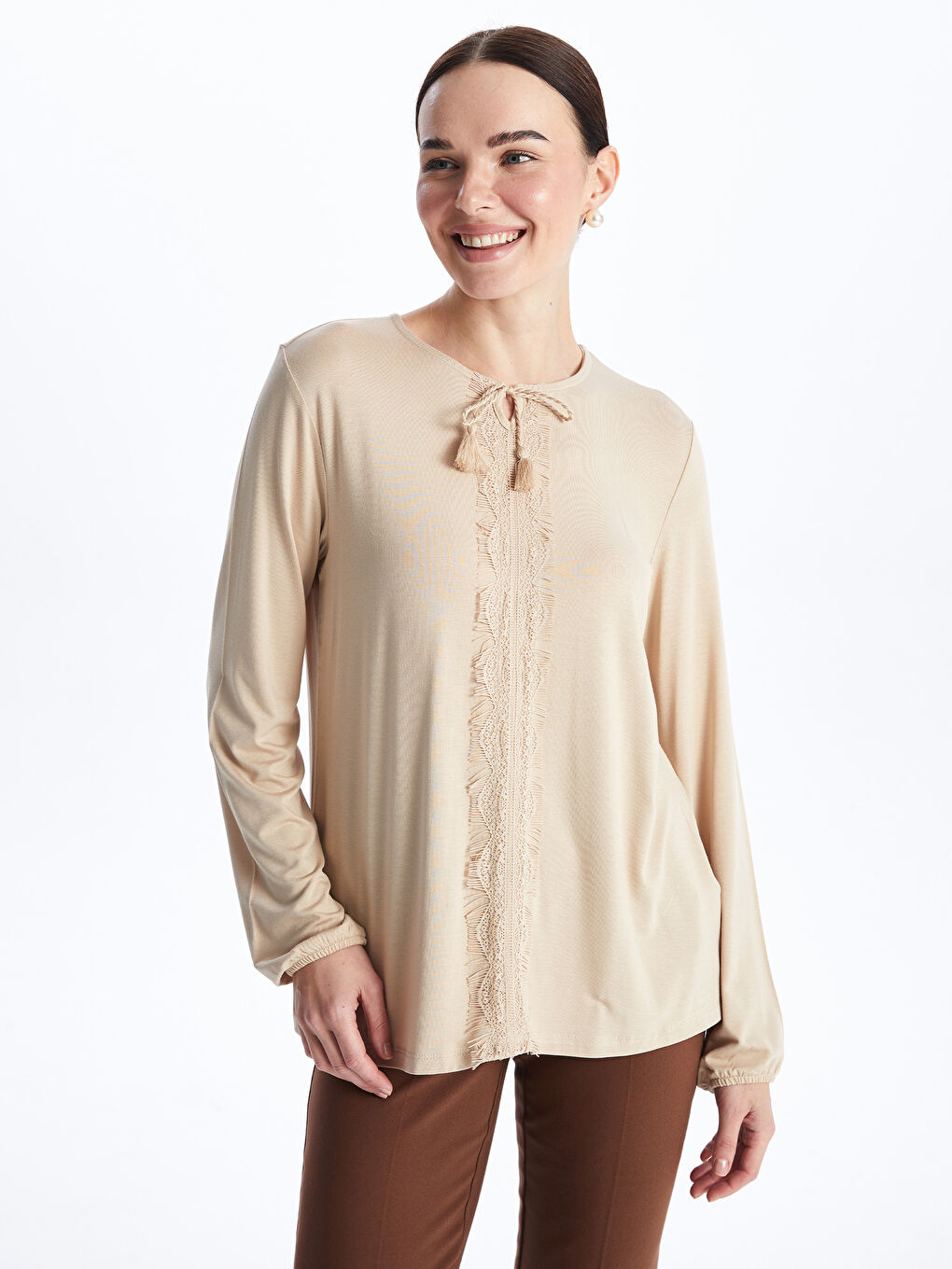 Bej Bağlamalı Yaka Nakışlı Uzun Kollu Kadın Bluz-1