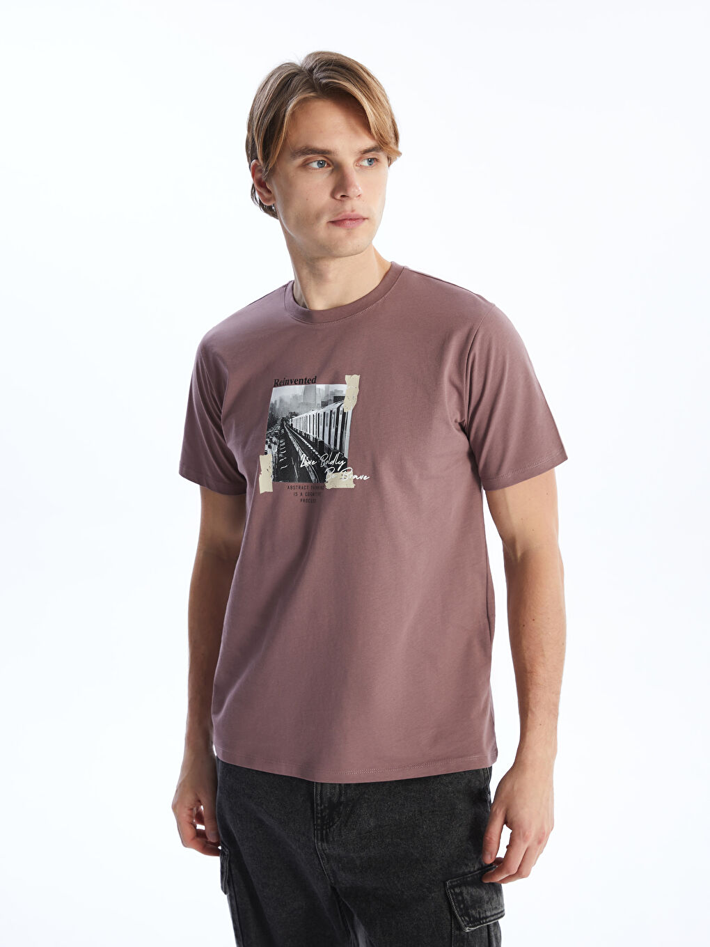 Ерлерге арналған трикотаж дөңгелек жағалы қысқа жең принтті мақта футболка