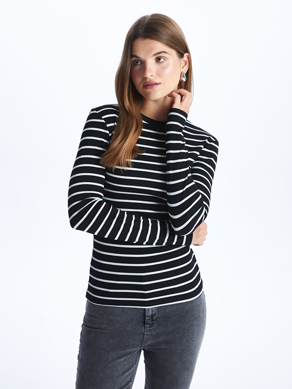 LCWAIKIKI بنەڕەتی تیشێرت قۆڵ درێژ خەتخەت یه‌خه‌ خڕ بۆ ژنان -S48226Z8-LEG