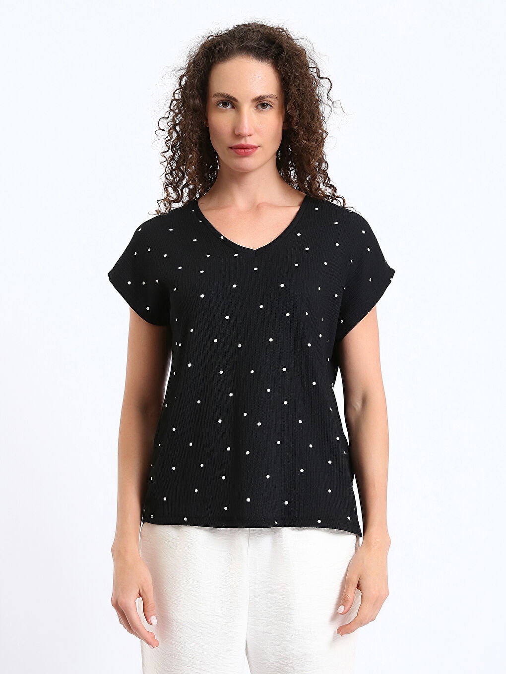 T-shirt à Pois à Manches Courtes pour Femmes avec Encolure en V-1