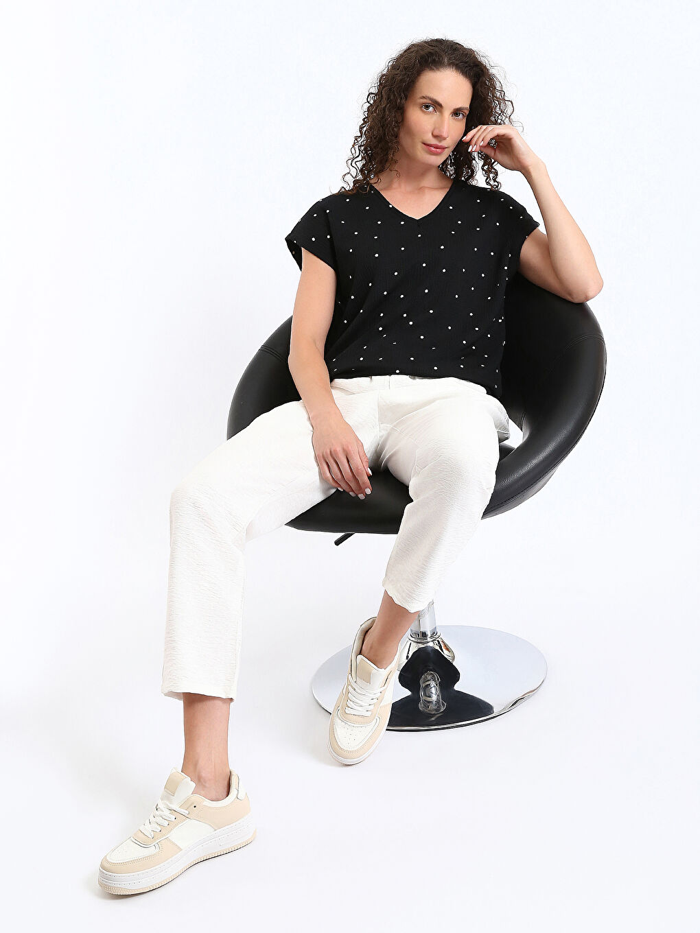 T-shirt à Pois à Manches Courtes pour Femmes avec Encolure en V-2