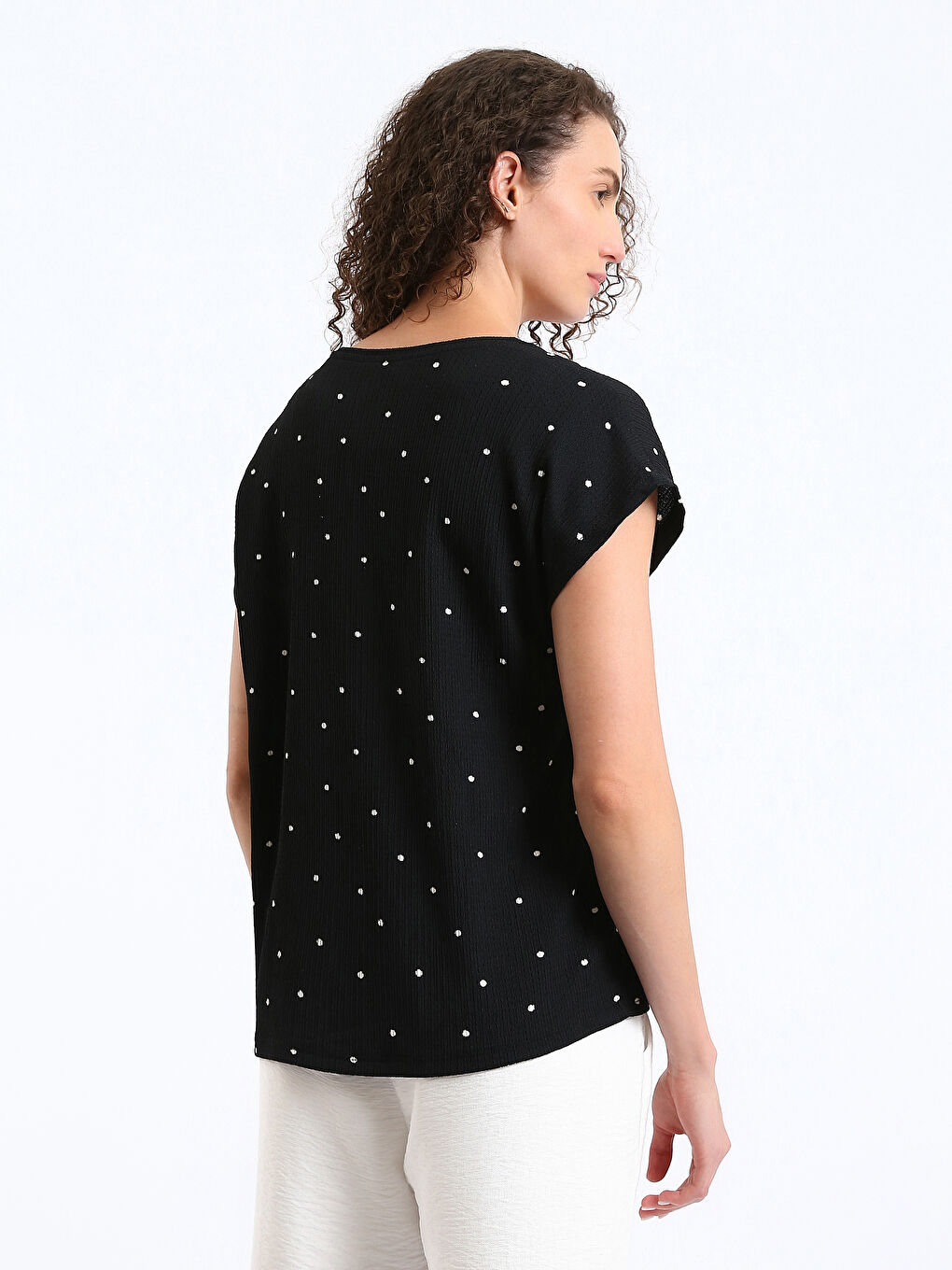 T-shirt à Pois à Manches Courtes pour Femmes avec Encolure en V-8