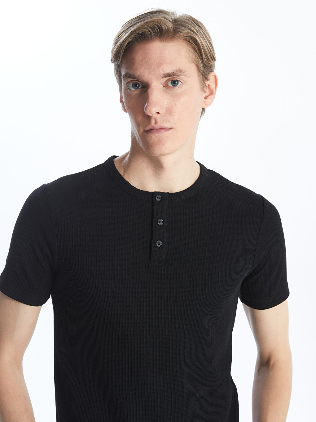 Siyah Bisiklet Yaka Kısa Kollu Erkek Dokulu Tişört-1