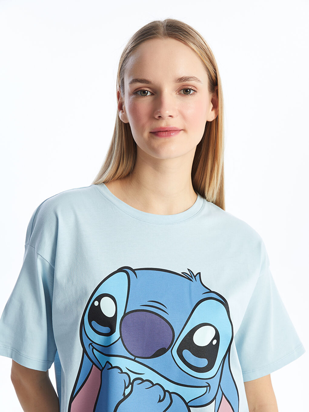 LCW Modest Mavi Bisiklet Yaka Lilo & Stitch Baskılı Kısa Kollu Oversize Kadın Tişört