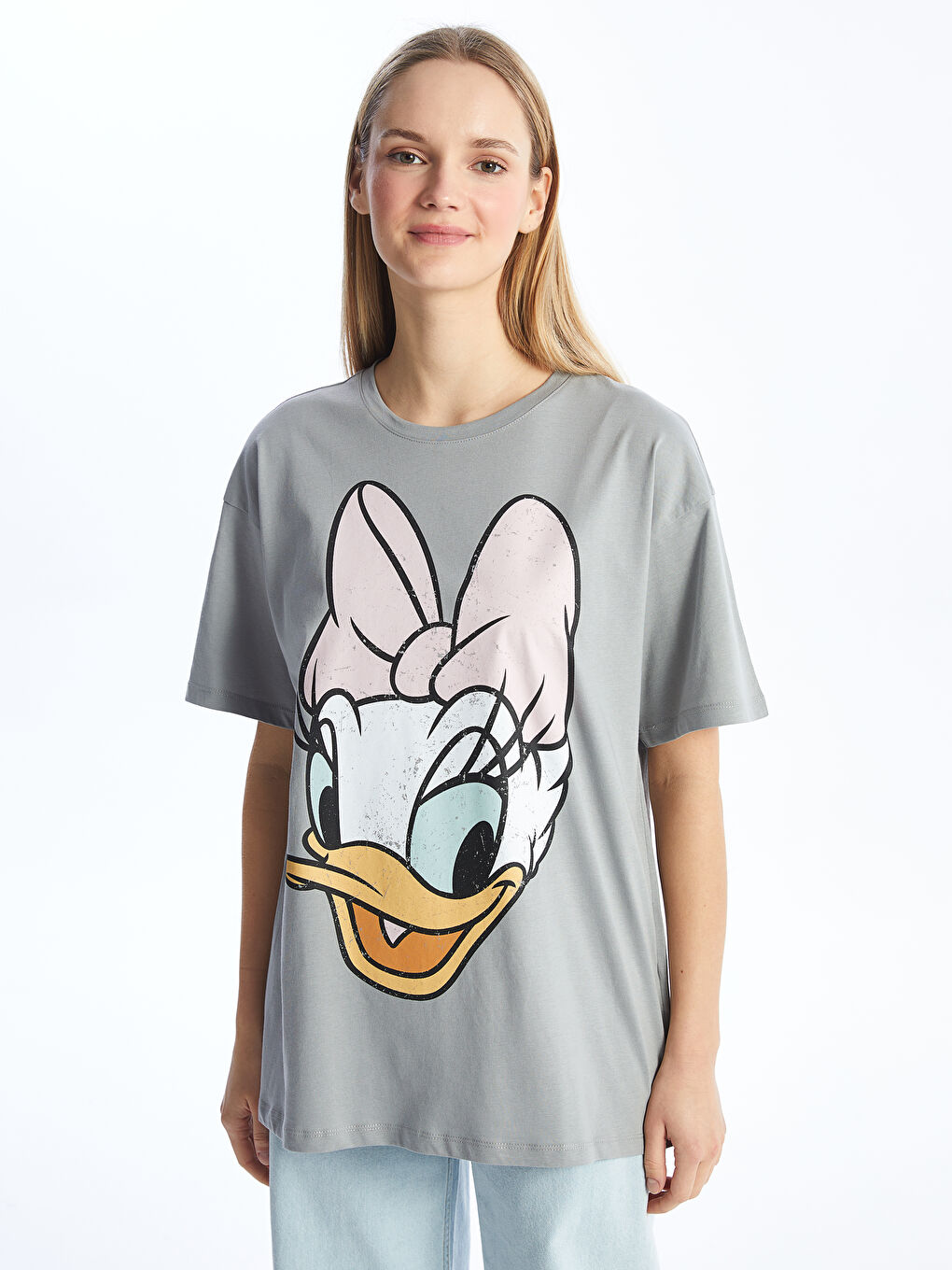 LCW Modest Gri Bisiklet Yaka Daisy Duck Baskılı Kısa Kollu Oversize Kadın Tişört