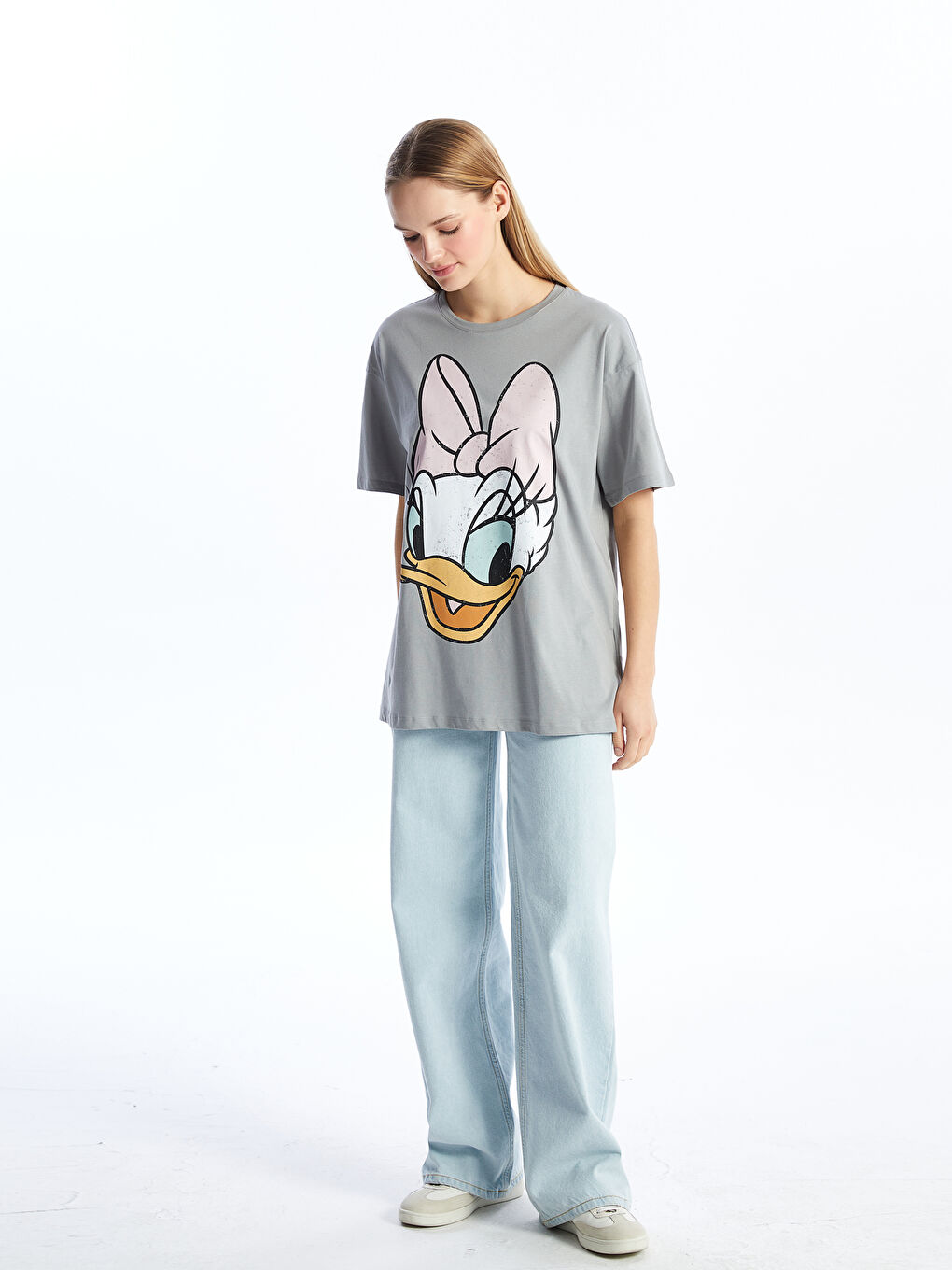 LCW Modest Gri Bisiklet Yaka Daisy Duck Baskılı Kısa Kollu Oversize Kadın Tişört - 2