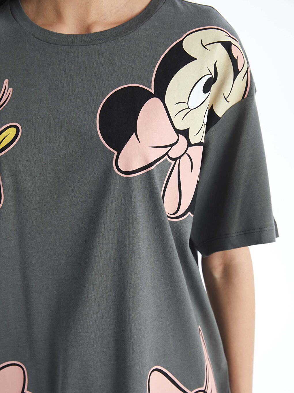 Gri Bisiklet Yaka Mickey ve Arkadaşları Baskılı Kısa Kollu Oversize Kadın Tişört-3