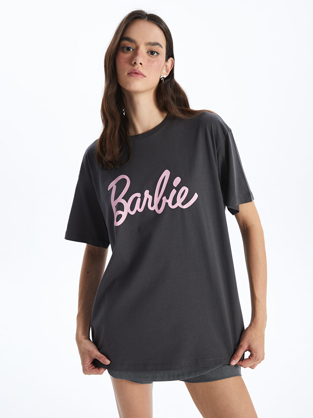 تيشيرت باربي مطبوع بياقة دائرية وأكمام قصيرة للسيدات