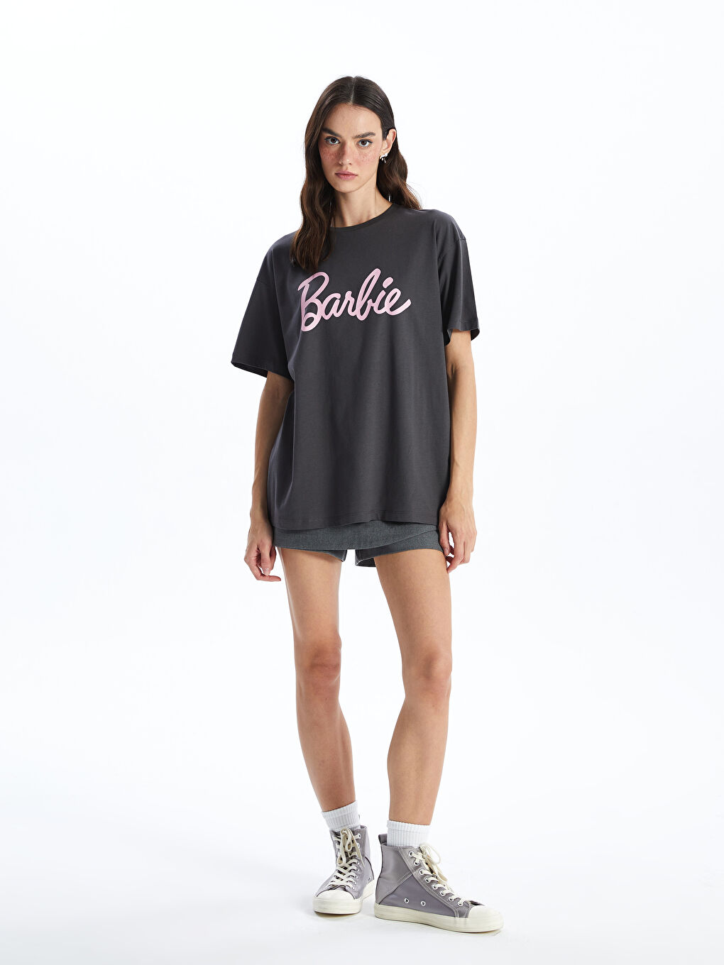 تيشيرت باربي مطبوع بياقة دائرية وأكمام قصيرة للسيدات-2