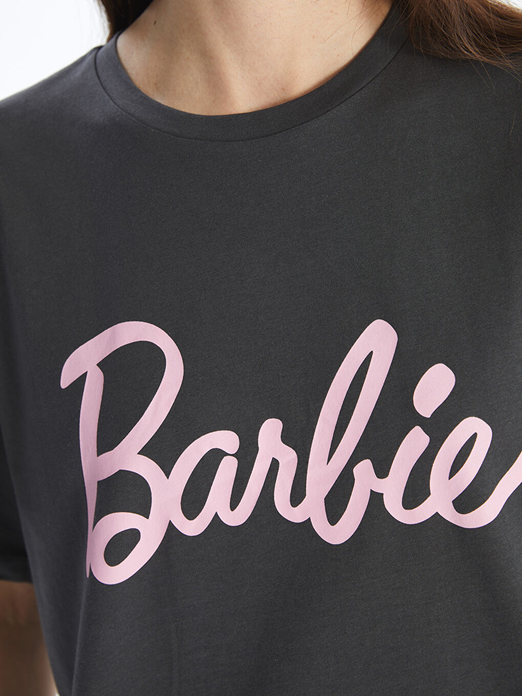 تيشيرت باربي مطبوع بياقة دائرية وأكمام قصيرة للسيدات-3