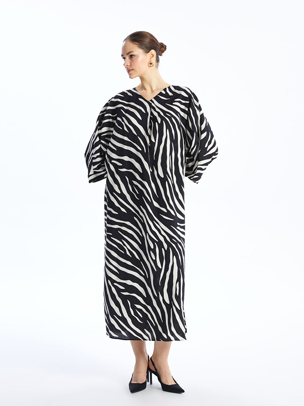 Siyah V Yaka Desenli Oversize Kadın Elbise-1