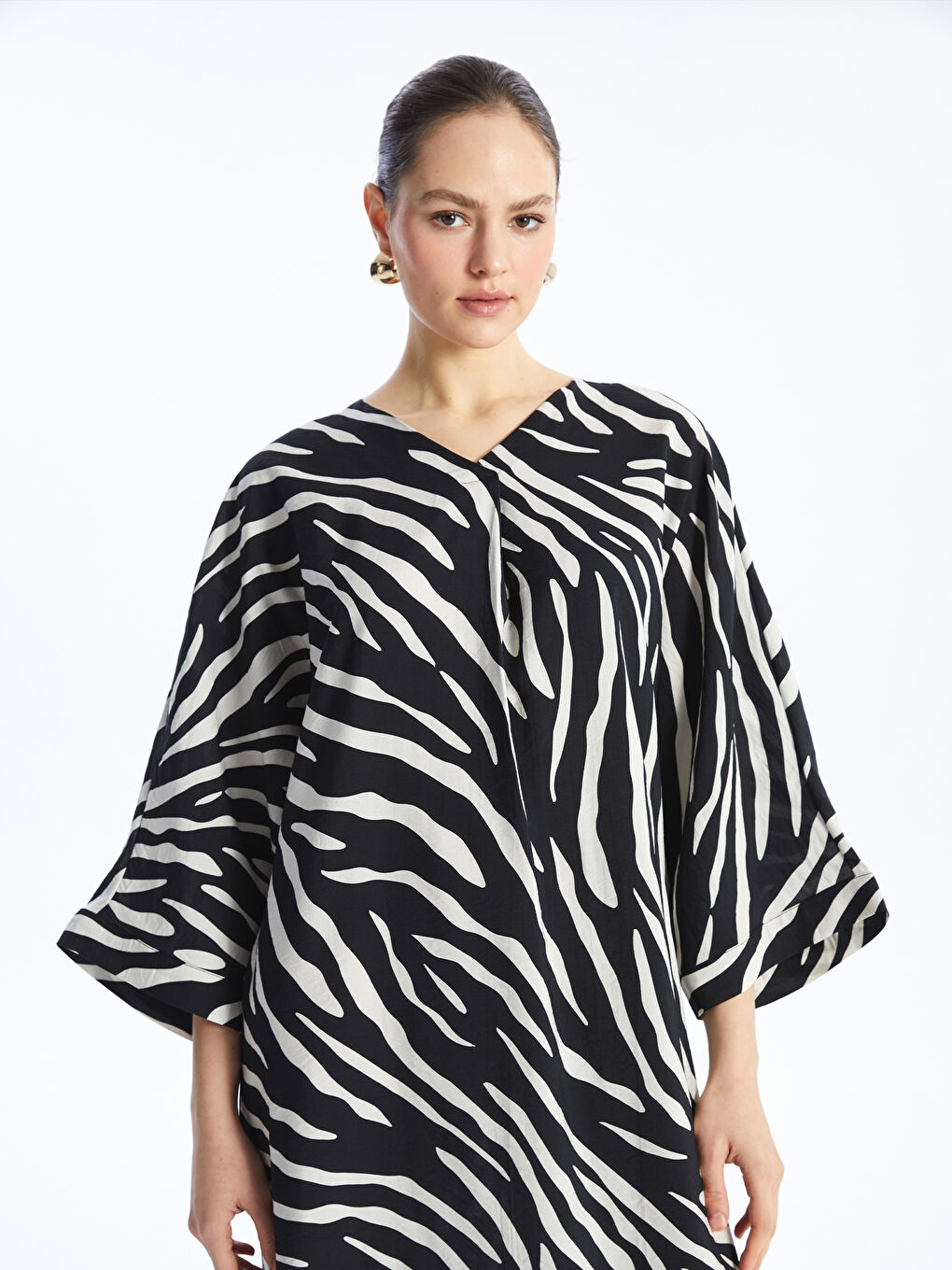 Siyah V Yaka Desenli Oversize Kadın Elbise-2