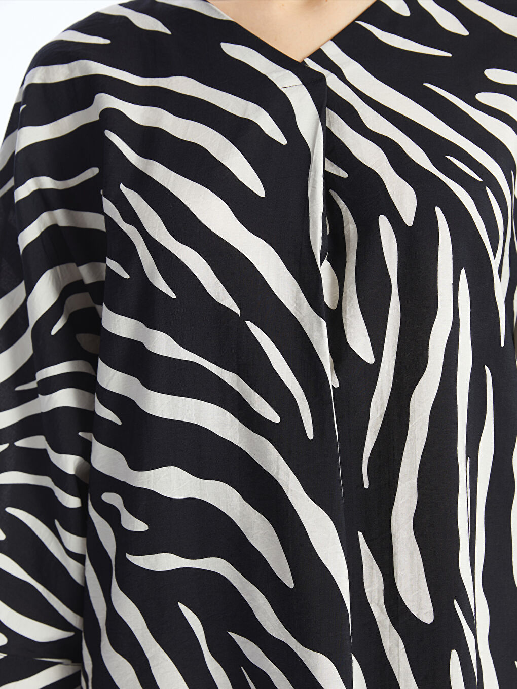 Siyah V Yaka Desenli Oversize Kadın Elbise-3