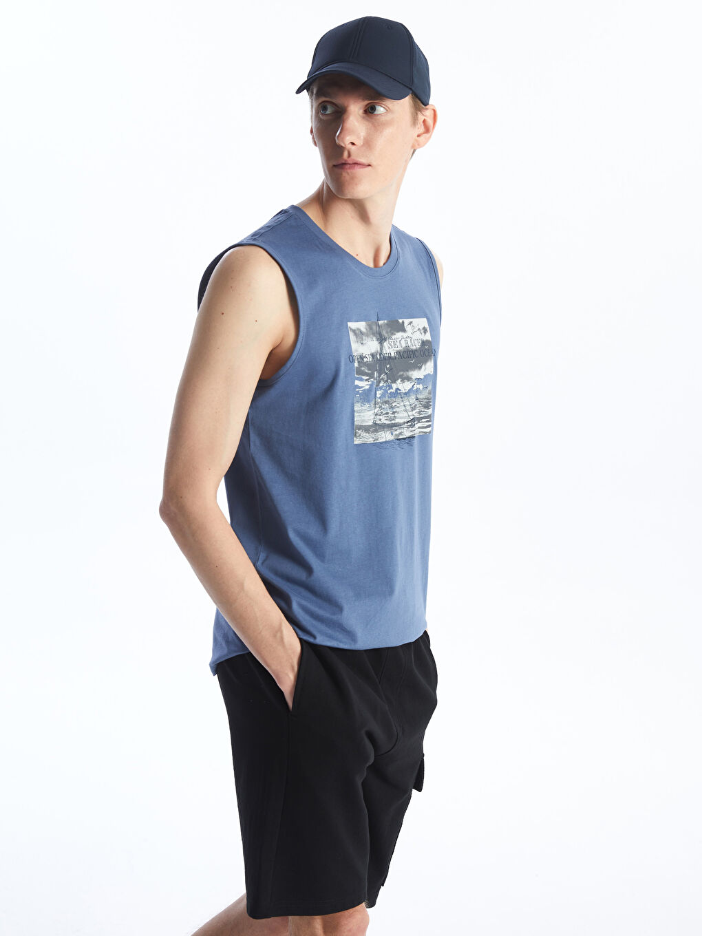 تيشيرت بدون أكمام مطبوع بياقة دائرية للرجال