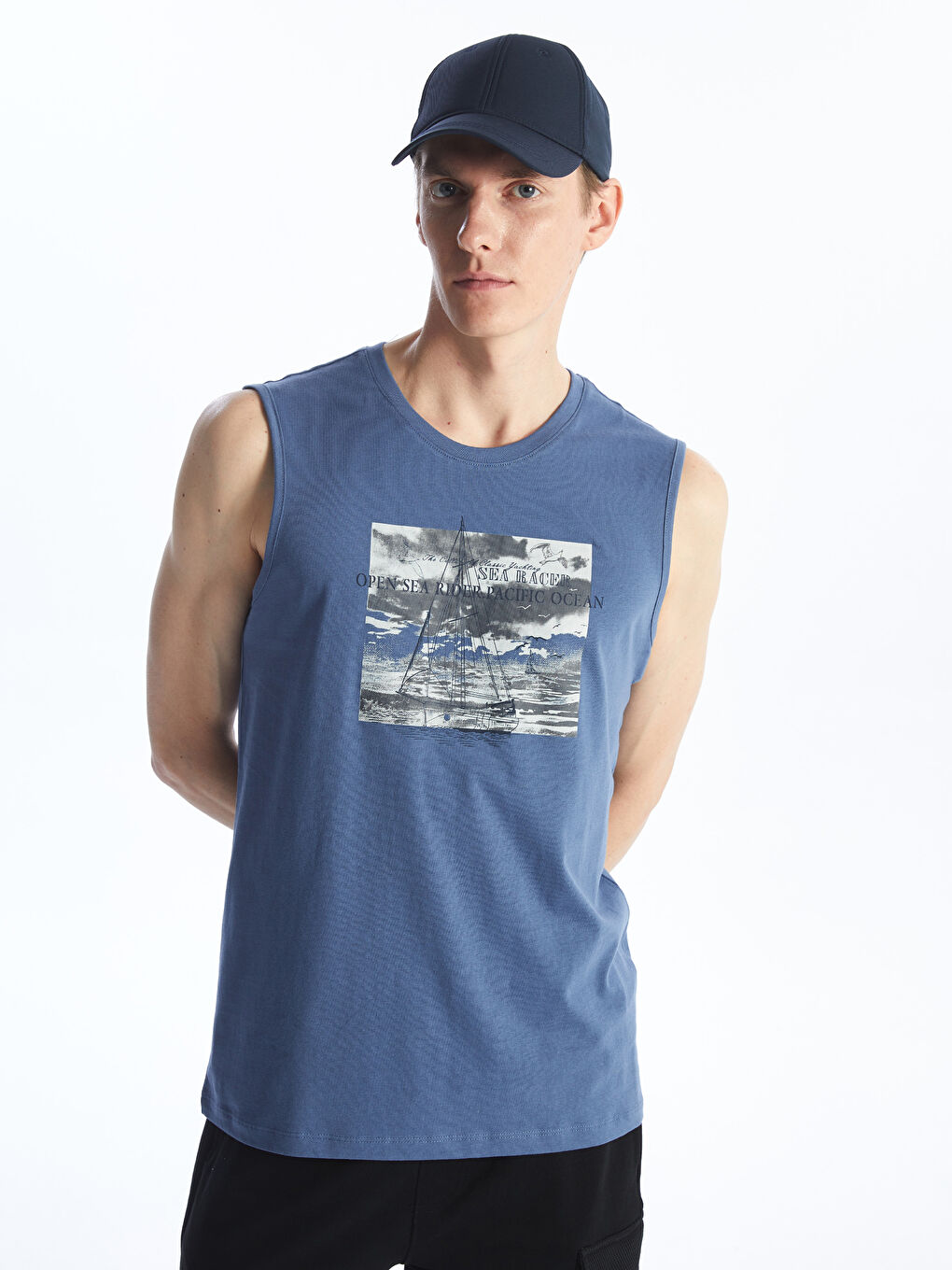 تيشيرت بدون أكمام مطبوع بياقة دائرية للرجال-1