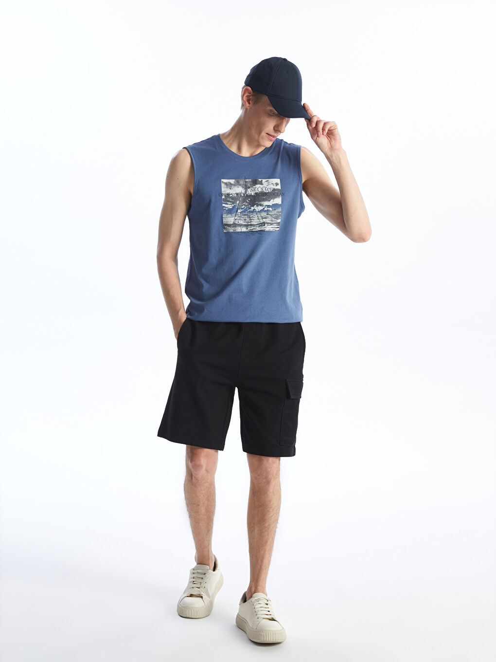 تيشيرت بدون أكمام مطبوع بياقة دائرية للرجال-2