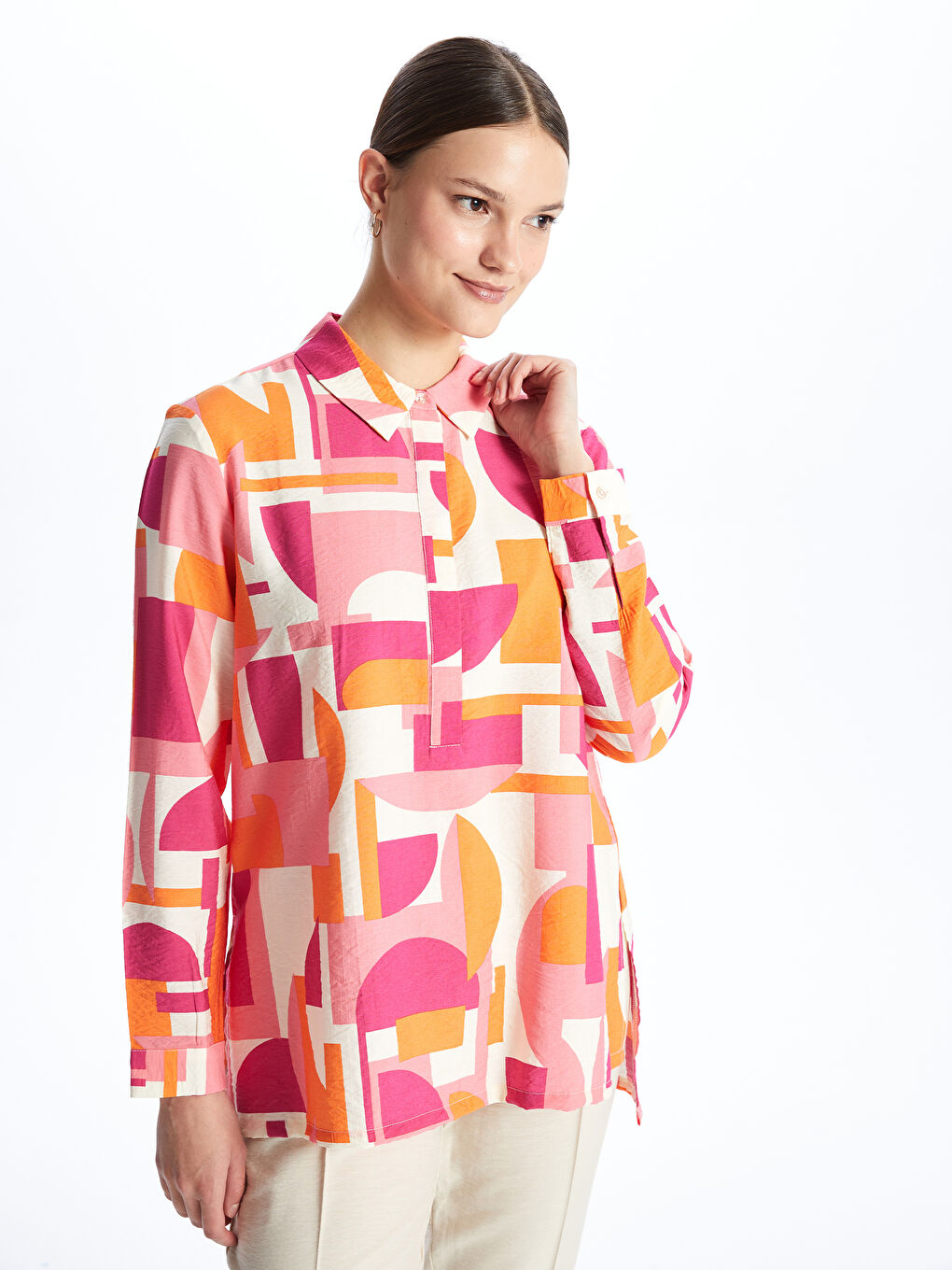 بلوزة نسائية بأكمام طويلة مطبوعة بنقشة وياقة بياقة